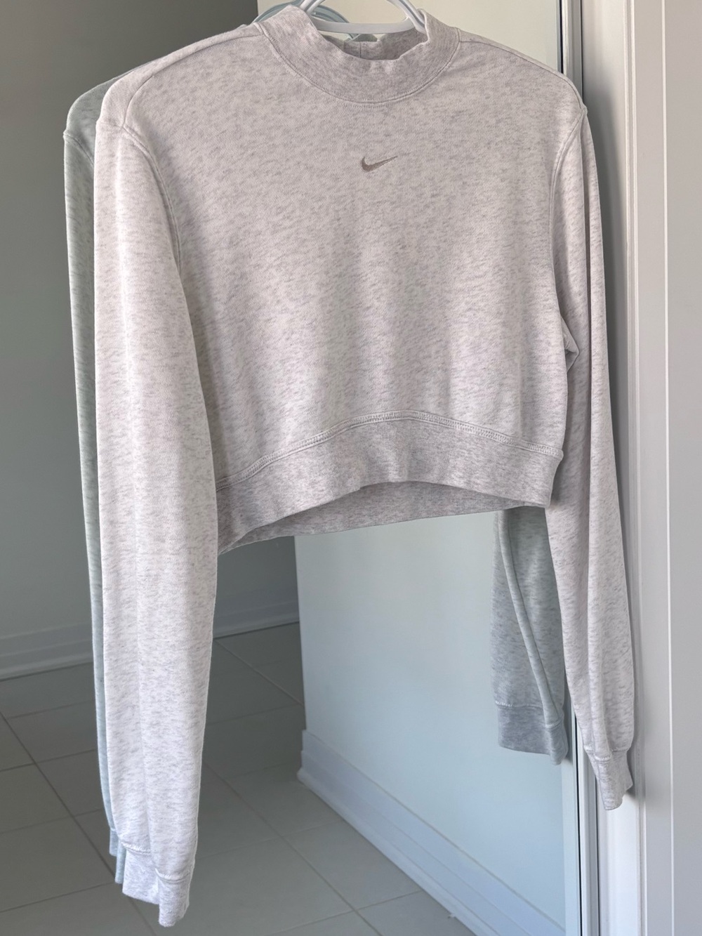 Nike Cropped Crewneck Sweatshirt in Light Grey